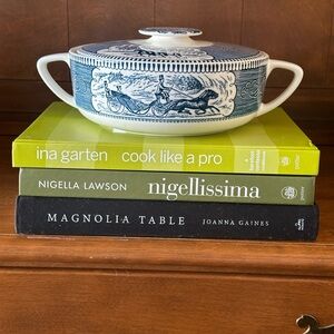 CURRIER & IVES BLUE Ironstone Scene Ctr 1.25 QT COVERED CASSEROLE